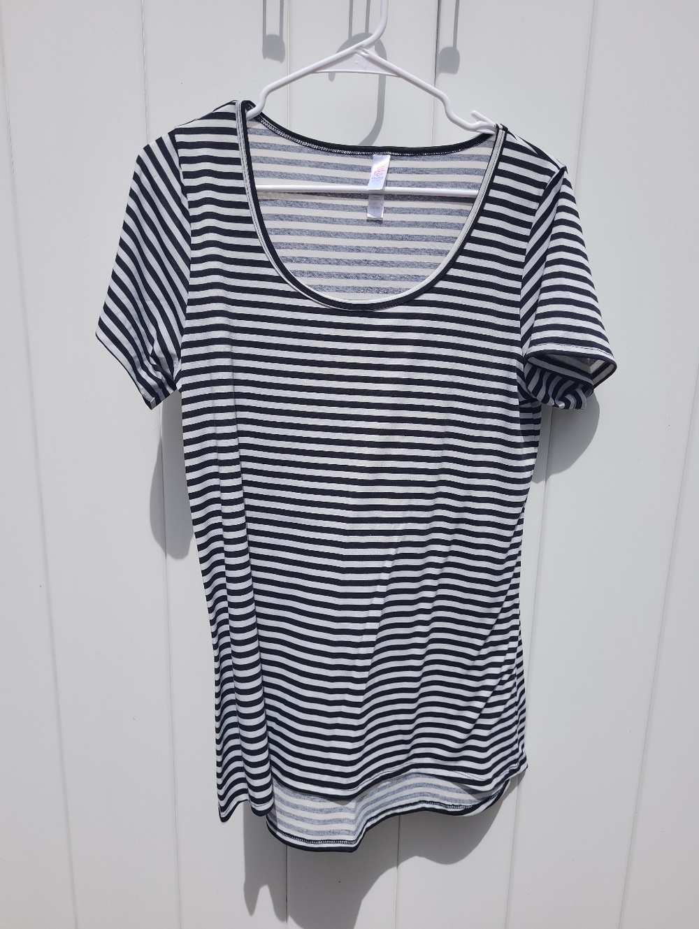 NWOT Large LuLaRoe Classic Tee